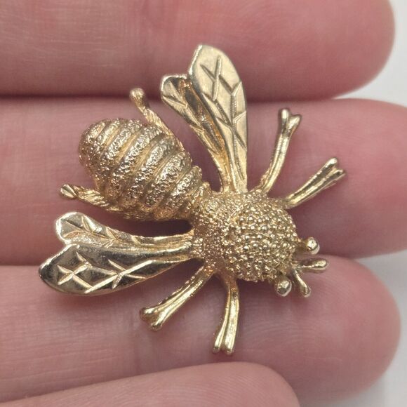 Vintage Sarah Coventry Bumble Bee Brooch Bug Pin Gold Tone Signed Jewelry - Picture 2 of 4